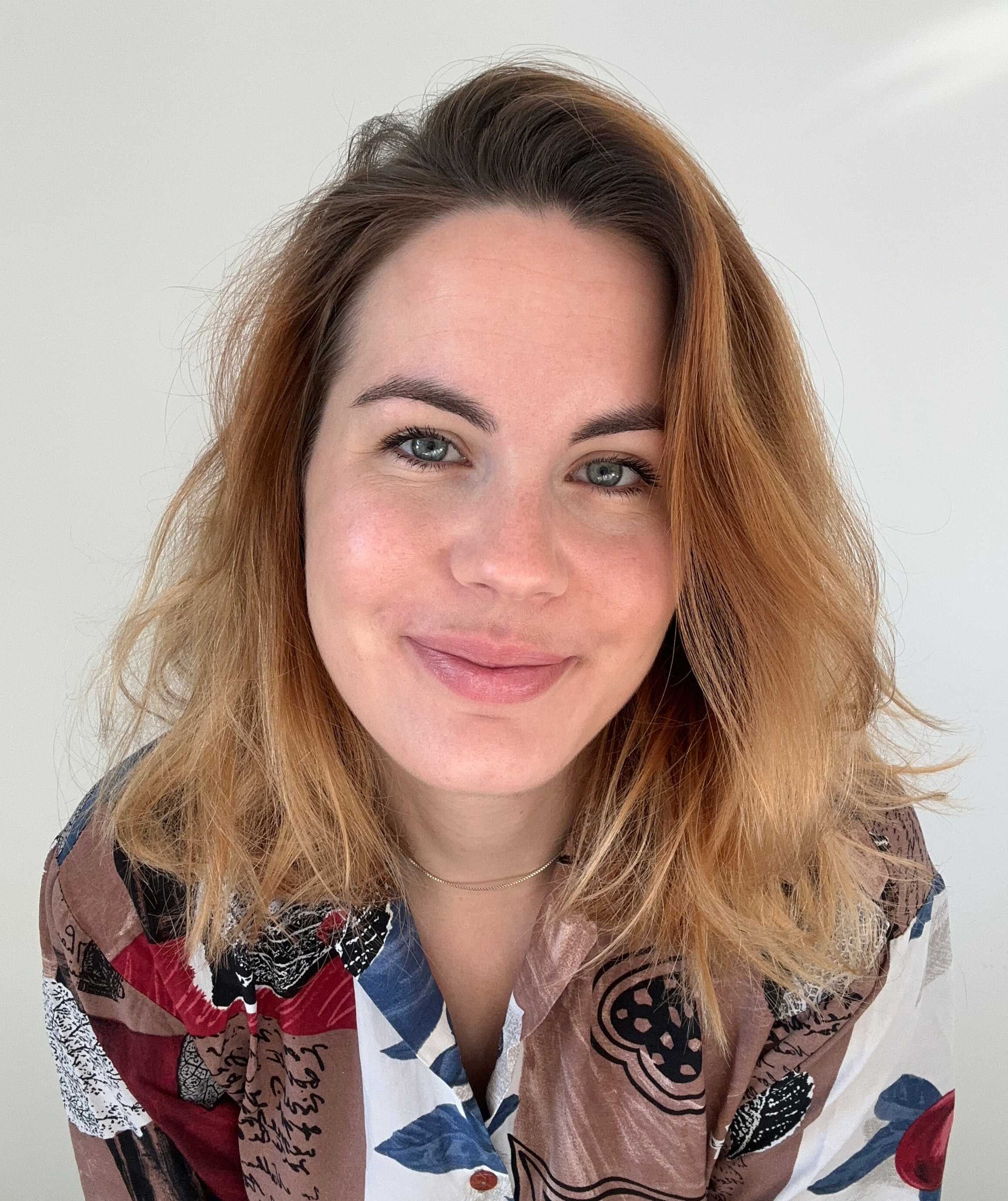 Portrait de Chloé, consultante digitale, souriante et professionnelle, dans un cadre lumineux et moderne.